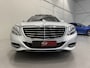 Mercedes-Benz S-klasse 500 Prestige Plus PANO/BURMESTER/NACHTZICHT/MASSAGE+VENTILATIE/NAPPA-LEER DESIGNO/AMBIENT-SFEER/CAMERA/LED-INTELLIGENT/SOFT-CLOSE/19"BREEDSET/EXCLUSIVE-PAKKET/VOLLEDIG MERCEDES DEALER HISTORIE/TOPCONDITIE/1e E