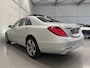 Mercedes-Benz S-klasse 500 Prestige Plus PANO/BURMESTER/NACHTZICHT/MASSAGE+VENTILATIE/NAPPA-LEER DESIGNO/AMBIENT-SFEER/CAMERA/LED-INTELLIGENT/SOFT-CLOSE/19"BREEDSET/EXCLUSIVE-PAKKET/VOLLEDIG MERCEDES DEALER HISTORIE/TOPCONDITIE/1e E