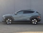Hyundai Kona 1.6 GDI HEV Premium Sky Automaat / Dealer onderhouden / Fabrieksgarantie tot 11-2028 / Glazen schuif- en kanteldak / Elektrische achterklep / Stuur-, Stoel & Achterbank verwarming / Bose Audio Systeem / Adaptief cruise control /