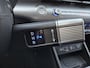 Hyundai Kona 1.6 GDI HEV Premium Sky Automaat / Dealer onderhouden / Fabrieksgarantie tot 11-2028 / Glazen schuif- en kanteldak / Elektrische achterklep / Stuur-, Stoel & Achterbank verwarming / Bose Audio Systeem / Adaptief cruise control /