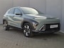 Hyundai Kona 1.6 GDI HEV Premium Sky Automaat / Dealer onderhouden / Fabrieksgarantie tot 11-2028 / Glazen schuif- en kanteldak / Elektrische achterklep / Stuur-, Stoel & Achterbank verwarming / Bose Audio Systeem / Adaptief cruise control /