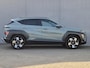 Hyundai Kona 1.6 GDI HEV Premium Sky Automaat / Dealer onderhouden / Fabrieksgarantie tot 11-2028 / Glazen schuif- en kanteldak / Elektrische achterklep / Stuur-, Stoel & Achterbank verwarming / Bose Audio Systeem / Adaptief cruise control /