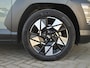 Hyundai Kona 1.6 GDI HEV Premium Sky Automaat / Dealer onderhouden / Fabrieksgarantie tot 11-2028 / Glazen schuif- en kanteldak / Elektrische achterklep / Stuur-, Stoel & Achterbank verwarming / Bose Audio Systeem / Adaptief cruise control /
