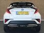 Toyota C-HR 2.0 Hybrid Bi-Tone - ORIGINEEL NEDERLANDSE AUTO - AFKOMSTIG VAN 1E EIGENAAR - 18 INCH LICHT METALEN VELGEN MET MICHELIN BANDEN - PARKEERASSISTENT - JBL AUDIO - DODEHOEK DETECTIE - PARKEERSENSOREN VOOR/ ACHTER - NAVIGATIE - STOELVERWARMING