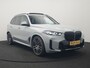 BMW X5 xDrive50e M Sport PRO Plug In Hybrid 490pk Dealer O.H. PHEV | Trekhaak Af Fabriek | Luchtvering | Panodak Skylounge | Adaptive Cruise | 360 Camera | Harman / Kardon | Merino Lederen Sportstoelen Memory & Verwarmd | Bekerhouders Verwarmd & Gekoeld | Stuur Verwarmd | Sfeerverlichting | Keyless | Blis | Navigatie | DAB |