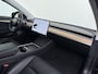 Tesla Model 3 Long Range AWD 75kWh Facelift Warmtepomp Trekhaak SOH 88% Wrap AutoPilot Leder Panoramadak Adaptive-Cruise Camera's Elektr.-Stuur+Stoelen+Spiegels+Geheugen+Easy-Entry+Verwarmde stoelen Park assistent Pdc WIFI Lane-Assist Privacy Glas Navi LED DAB Voorverwarmen interieur Keyless One-Pedal-Drive 4WD 1.000KG Trekgewicht Origineel Nederlandse Auto Fabrieksgarantie op Accu en Motor tot 26-11-2029/192.00km