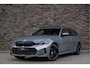 BMW 3-Serie Touring 330e xDrive | M-Sport | Live Cockpit | Panorama | Leder | Memory | ACC | Head-Up | H&K | 19"LM | Skyscraper Grau