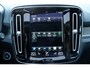 Volvo XC40 T3 AUT8 163PK R-Design | Panoramadak | Rondomzicht camera | Elektrisch verstelbare voorstoelen | Harman Kardon audio | Trekhaak semi elektrisch inklapbaar | 19" Lichtmetalen velgen | Stoel- & Stuurwielverwarming