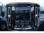 Volvo XC40 T3 AUT8 163PK R-Design | Panoramadak | Rondomzicht camera | Elektrisch verstelbare voorstoelen | Harman Kardon audio | Trekhaak semi elektrisch inklapbaar | 19" Lichtmetalen velgen | Stoel- & Stuurwielverwarming