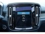 Volvo XC40 T3 AUT8 163PK R-Design | Panoramadak | Rondomzicht camera | Elektrisch verstelbare voorstoelen | Harman Kardon audio | Trekhaak semi elektrisch inklapbaar | 19" Lichtmetalen velgen | Stoel- & Stuurwielverwarming