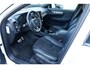Volvo XC40 T3 AUT8 163PK R-Design | Panoramadak | Rondomzicht camera | Elektrisch verstelbare voorstoelen | Harman Kardon audio | Trekhaak semi elektrisch inklapbaar | 19" Lichtmetalen velgen | Stoel- & Stuurwielverwarming
