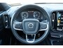 Volvo XC40 T3 AUT8 163PK R-Design | Panoramadak | Rondomzicht camera | Elektrisch verstelbare voorstoelen | Harman Kardon audio | Trekhaak semi elektrisch inklapbaar | 19" Lichtmetalen velgen | Stoel- & Stuurwielverwarming