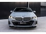 BMW 5-Serie 530e M Sport Edition | SOH 98,1% | M-Sport | Adaptieve LED verlichting | Driving Assistant Professional | Harman/Kardon | Shadow Line | Comfort Pakket | Panoramadak | HUD | Stoelverwarming/Koeling |
