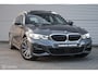 BMW 3-Serie Touring 330e High Executive | M Pakket | Pano | HUD | ACC | Stoelverw. | LED | Flippers | NL Auto | Helder glas