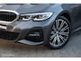 BMW 3-Serie Touring 330e High Executive | M Pakket | Pano | HUD | ACC | Stoelverw. | LED | Flippers | NL Auto | Helder glas