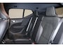 Volvo XC40 B5 AWD R-Design - Harman Kardon audio - Full LED met bochtenverlichting - Draadloos telefoon opladen - Verwarmbare voorstoelen & stuurwiel - Parkeersensoren voor & achter - Parkeercamera achter - Elektr. bedienbare kindersloten achter - Getint glas v.a. de B-stijl - 2100 kg trekgewicht - Elektr. inklapbare trekhaak - 20 inch LMV