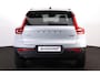 Volvo XC40 B5 AWD R-Design - Harman Kardon audio - Full LED met bochtenverlichting - Draadloos telefoon opladen - Verwarmbare voorstoelen & stuurwiel - Parkeersensoren voor & achter - Parkeercamera achter - Elektr. bedienbare kindersloten achter - Getint glas v.a. de B-stijl - 2100 kg trekgewicht - Elektr. inklapbare trekhaak - 20 inch LMV