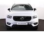Volvo XC40 B5 AWD R-Design - Harman Kardon audio - Full LED met bochtenverlichting - Draadloos telefoon opladen - Verwarmbare voorstoelen & stuurwiel - Parkeersensoren voor & achter - Parkeercamera achter - Elektr. bedienbare kindersloten achter - Getint glas v.a. de B-stijl - 2100 kg trekgewicht - Elektr. inklapbare trekhaak - 20 inch LMV