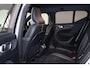 Volvo XC40 B5 AWD R-Design - Harman Kardon audio - Full LED met bochtenverlichting - Draadloos telefoon opladen - Verwarmbare voorstoelen & stuurwiel - Parkeersensoren voor & achter - Parkeercamera achter - Elektr. bedienbare kindersloten achter - Getint glas v.a. de B-stijl - 2100 kg trekgewicht - Elektr. inklapbare trekhaak - 20 inch LMV