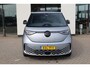 Volkswagen ID. Buzz Pro Bulli Limited Edition 86 kWh LWB 7p. 286PK / 210kW, LED Matrix (IQ.Lights), 360° rondomzichcamera (area view), head-up display, 3-zone Climatronic, Soundsysteem "Harman Kardon", Apple Carplay & Android Auto, verwarmbare voorstoelen, verwarmbaar stuurwiel, 7 volwaardige zitplaatsen, dodehoekdetectie (Side Assist), autonome parkeerfunctie (Park Assist Pro), achteruitrijcamera (rear view), draadloze telefoonlader, dynamische grootlichtassistent, 20'' LMV 'Stockton', DAB+, adaptieve cruise control (acc), parkeersensoren voor en achter (pdc), elektrisch verstel-, verwarm- en inklapbare buitenspiegels etc.