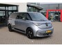 Volkswagen ID. Buzz Pro Bulli Limited Edition 86 kWh LWB 7p. 286PK / 210kW, LED Matrix (IQ.Lights), 360° rondomzichcamera (area view), head-up display, 3-zone Climatronic, Soundsysteem "Harman Kardon", Apple Carplay & Android Auto, verwarmbare voorstoelen, verwarmbaar stuurwiel, 7 volwaardige zitplaatsen, dodehoekdetectie (Side Assist), autonome parkeerfunctie (Park Assist Pro), achteruitrijcamera (rear view), draadloze telefoonlader, dynamische grootlichtassistent, 20'' LMV 'Stockton', DAB+, adaptieve cruise control (acc), parkeersensoren voor en achter (pdc), elektrisch verstel-, verwarm- en inklapbare buitenspiegels etc.