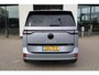 Volkswagen ID. Buzz Pro Bulli Limited Edition 86 kWh LWB 7p. 286PK / 210kW, LED Matrix (IQ.Lights), 360° rondomzichcamera (area view), head-up display, 3-zone Climatronic, Soundsysteem "Harman Kardon", Apple Carplay & Android Auto, verwarmbare voorstoelen, verwarmbaar stuurwiel, 7 volwaardige zitplaatsen, dodehoekdetectie (Side Assist), autonome parkeerfunctie (Park Assist Pro), achteruitrijcamera (rear view), draadloze telefoonlader, dynamische grootlichtassistent, 20'' LMV 'Stockton', DAB+, adaptieve cruise control (acc), parkeersensoren voor en achter (pdc), elektrisch verstel-, verwarm- en inklapbare buitenspiegels etc.