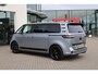 Volkswagen ID. Buzz Pro Bulli Limited Edition 86 kWh LWB 7p. 286PK / 210kW, LED Matrix (IQ.Lights), 360° rondomzichcamera (area view), head-up display, 3-zone Climatronic, Soundsysteem "Harman Kardon", Apple Carplay & Android Auto, verwarmbare voorstoelen, verwarmbaar stuurwiel, 7 volwaardige zitplaatsen, dodehoekdetectie (Side Assist), autonome parkeerfunctie (Park Assist Pro), achteruitrijcamera (rear view), draadloze telefoonlader, dynamische grootlichtassistent, 20'' LMV 'Stockton', DAB+, adaptieve cruise control (acc), parkeersensoren voor en achter (pdc), elektrisch verstel-, verwarm- en inklapbare buitenspiegels etc.