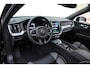 Volvo XC60 2.0 T6 Plug-in hybrid AWD Plus Black Edition R-Design | Nieuw | Pano | Head-up | ACC |