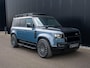 Land Rover Defender 110 2.0 P300e 110 X-Dynamic l 6 Persoons l Treeplanken l Schuif- /kantel Pano l Adapt. Cruise l Black Pack l Clearsight l 360 Camera