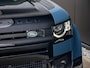 Land Rover Defender 110 2.0 P300e 110 X-Dynamic l 6 Persoons l Treeplanken l Schuif- /kantel Pano l Adapt. Cruise l Black Pack l Clearsight l 360 Camera