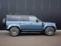 Land Rover Defender 110 2.0 P300e 110 X-Dynamic l 6 Persoons l Treeplanken l Schuif- /kantel Pano l Adapt. Cruise l Black Pack l Clearsight l 360 Camera