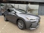 Lexus NX 350h AWD Luxury Line | LEDER | CAMERA | LED LAMPEN | ADAPTIEVE CRUISE | DODEHOEK DETECTIE | HUD DISPLAY | STUURVERWARMING/VERWARMDE STOELEN | NAVIGATIE |