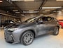 Lexus NX 350h AWD Luxury Line | LEDER | CAMERA | LED LAMPEN | ADAPTIEVE CRUISE | DODEHOEK DETECTIE | HUD DISPLAY | STUURVERWARMING/VERWARMDE STOELEN | NAVIGATIE |