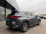 Lexus NX 350h AWD Luxury Line | LEDER | CAMERA | LED LAMPEN | ADAPTIEVE CRUISE | DODEHOEK DETECTIE | HUD DISPLAY | STUURVERWARMING/VERWARMDE STOELEN | NAVIGATIE |