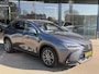 Lexus NX 350h AWD Luxury Line | LEDER | CAMERA | LED LAMPEN | ADAPTIEVE CRUISE | DODEHOEK DETECTIE | HUD DISPLAY | STUURVERWARMING/VERWARMDE STOELEN | NAVIGATIE |