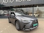 Lexus NX 350h AWD Luxury Line | LEDER | CAMERA | LED LAMPEN | ADAPTIEVE CRUISE | DODEHOEK DETECTIE | HUD DISPLAY | STUURVERWARMING/VERWARMDE STOELEN | NAVIGATIE |