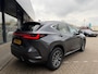 Lexus NX 350h AWD Luxury Line | LEDER | CAMERA | LED LAMPEN | ADAPTIEVE CRUISE | DODEHOEK DETECTIE | HUD DISPLAY | STUURVERWARMING/VERWARMDE STOELEN | NAVIGATIE |