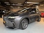Lexus NX 350h AWD Luxury Line | LEDER | CAMERA | LED LAMPEN | ADAPTIEVE CRUISE | DODEHOEK DETECTIE | HUD DISPLAY | STUURVERWARMING/VERWARMDE STOELEN | NAVIGATIE |