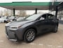 Lexus NX 350h AWD Luxury Line | LEDER | CAMERA | LED LAMPEN | ADAPTIEVE CRUISE | DODEHOEK DETECTIE | HUD DISPLAY | STUURVERWARMING/VERWARMDE STOELEN | NAVIGATIE |