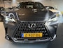 Lexus NX 350h AWD Luxury Line | LEDER | CAMERA | LED LAMPEN | ADAPTIEVE CRUISE | DODEHOEK DETECTIE | HUD DISPLAY | STUURVERWARMING/VERWARMDE STOELEN | NAVIGATIE |