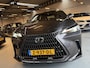 Lexus NX 350h AWD Luxury Line | LEDER | CAMERA | LED LAMPEN | ADAPTIEVE CRUISE | DODEHOEK DETECTIE | HUD DISPLAY | STUURVERWARMING/VERWARMDE STOELEN | NAVIGATIE |