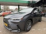 Lexus NX 350h AWD Luxury Line | LEDER | CAMERA | LED LAMPEN | ADAPTIEVE CRUISE | DODEHOEK DETECTIE | HUD DISPLAY | STUURVERWARMING/VERWARMDE STOELEN | NAVIGATIE |