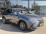 Lexus NX 350h AWD Luxury Line | LEDER | CAMERA | LED LAMPEN | ADAPTIEVE CRUISE | DODEHOEK DETECTIE | HUD DISPLAY | STUURVERWARMING/VERWARMDE STOELEN | NAVIGATIE |