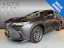 Lexus NX 350h AWD Luxury Line | LEDER | CAMERA | LED LAMPEN | ADAPTIEVE CRUISE | DODEHOEK DETECTIE | HUD DISPLAY | STUURVERWARMING/VERWARMDE STOELEN | NAVIGATIE |