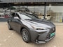 Lexus NX 350h AWD Luxury Line | LEDER | CAMERA | LED LAMPEN | ADAPTIEVE CRUISE | DODEHOEK DETECTIE | HUD DISPLAY | STUURVERWARMING/VERWARMDE STOELEN | NAVIGATIE |