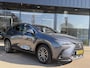 Lexus NX 350h AWD Luxury Line | LEDER | CAMERA | LED LAMPEN | ADAPTIEVE CRUISE | DODEHOEK DETECTIE | HUD DISPLAY | STUURVERWARMING/VERWARMDE STOELEN | NAVIGATIE |