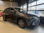 Lexus NX 350h AWD Luxury Line | LEDER | CAMERA | LED LAMPEN | ADAPTIEVE CRUISE | DODEHOEK DETECTIE | HUD DISPLAY | STUURVERWARMING/VERWARMDE STOELEN | NAVIGATIE |