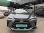 Lexus NX 350h AWD Luxury Line | LEDER | CAMERA | LED LAMPEN | ADAPTIEVE CRUISE | DODEHOEK DETECTIE | HUD DISPLAY | STUURVERWARMING/VERWARMDE STOELEN | NAVIGATIE |