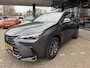 Lexus NX 350h AWD Luxury Line | LEDER | CAMERA | LED LAMPEN | ADAPTIEVE CRUISE | DODEHOEK DETECTIE | HUD DISPLAY | STUURVERWARMING/VERWARMDE STOELEN | NAVIGATIE |
