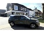 Citroën C3 Aircross 1.2 Benzine Turbo 100 pk Plus * Nieuw Type * 1.500 kg Trekvermogen. Two Tone Lak Dakkleur * Draadloos Apple Carplay / Android Auto voor Up to date Google Maps & Spotify * Climate & Cruise Control * Happy Tag Labels * Vingerhoets; Vierde Generatie Eersteklas Service. Al meer dan 100 jaar een begrip in de Brabantse Kempen.